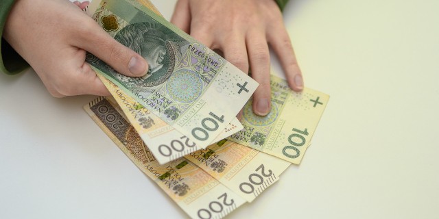 Large denomination Polish banknotes held in a man's hand, pln