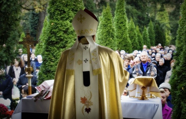 W dniu Wszystkich Świętych na cmentarzach odprawiane są msze.