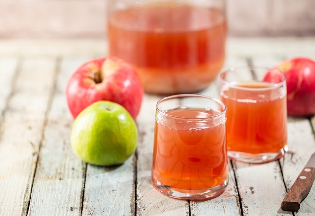 Kompot z rabarbaru i jabłek to orzeźwiający i zdrowy napój