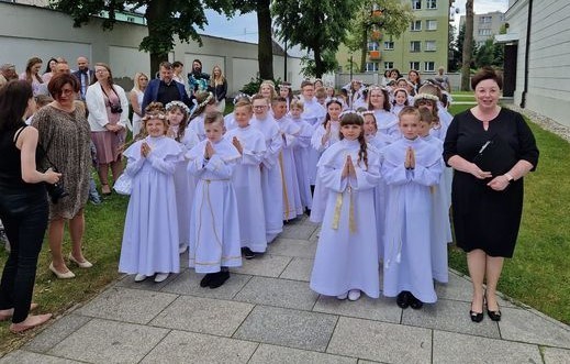 W niedzielę 19 maja w Parafii św. Katarzyny w Dobrzyniu nad Drwęcą I Komunię Świętą przyjęły dzieci z klas trzecich (d, e) Zespołu Szkół Miejskich w Golubiu-Dobrzyniu