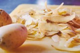 Jak szybko obrać młode ziemniaki bez noża? Poznaj 3 genialne triki nie tylko ze szczotką do WC. Te sposoby na młode ziemniaki to hit w sieci