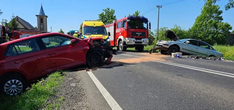 Dwie osoby ucierpiały w czołowym zderzeniu samochodów w powiecie grudziądzkim