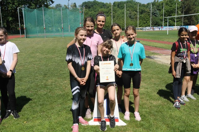 W Chełmnie odbyły się powiatowe Igrzyska Dzieci w trójboju lekkoatletycznym. Na zdjęciu: drużyna dziewcząt SP 2 Chełmno