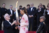 Paryż. Sztafeta z ogniem olimpijskim na czerwonym dywanie w Cannes