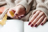 Taki manicure wybierają kobiety 50 plus. Bordeaux nails to idealna opcja na jesień. Sprawdź, czy bordowe paznokcie są modne