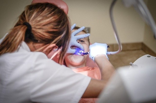 Zobaczcie, kto najlepiej zajmie się waszymi zębami. Zestawienie najpopularniejszych stomatologów w Kujawsko-Pomorskiem wg serwisu Znany Lekarz. Szczegóły na kolejnych zdjęciach >>