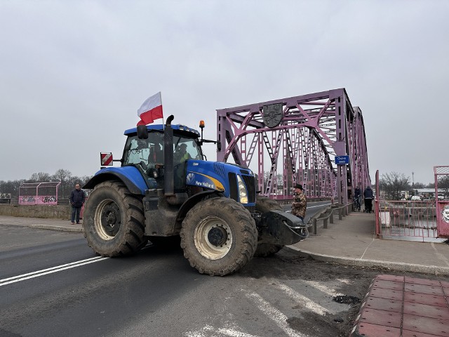 Trwa drugi dzień protestu rolników, podczas którego blokują most na Odrze w Głogowie