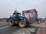 Trwa blokada mostu w Głogowie. Drugi dzień protestu rolników