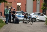 Zderzenie hulajnogi elektrycznej z rowerem obok galerii Starówka w Lesznie. Jedna osoba trafiła do szpitala