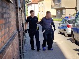 Zarzuty za atak śrubokrętem w Lesznie. Sprawca ma zakaz zbliżania się do ofiary, której wbił śrubokręt w nogę