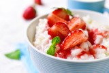 Ryż na mleku z truskawkami to smak dzieciństwa. Przygotuj pożywne śniadanie lub deser dla całej rodziny