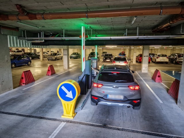 Koniec darmowego parkowania pod ziemią w galerii Starówka w Lesznie bez ograniczeń już bliski. Szlabany już zamontowane