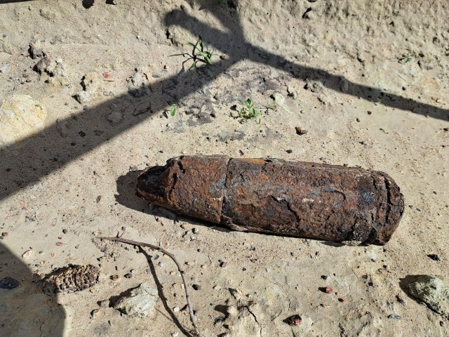 Stary pocisk kalibru 76 mm znaleziono w stercie gruzu na polu w Słońsku pod Inowrocławiem