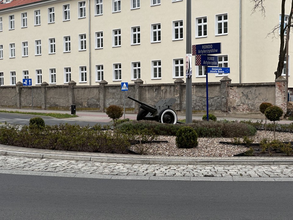 Armatka trafiła na Rondo Artylerzystów w Głogowie