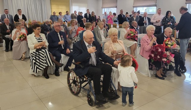 W Restauracji Kaprys w Golubiu-Dobrzyniu władze miasta wręczyły jubilatom Medale za Długoletnie Pożycie Małżeńskie, które nadaje prezydent RP parom mającym przynajmniej 50-letni staż