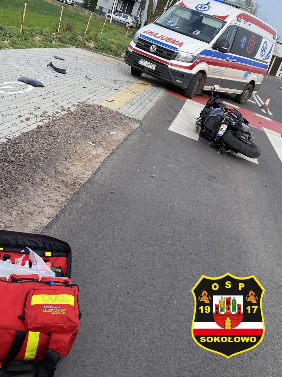 Kierowca motocykla marki kawasaki jadąc drogą P-2913C w...
