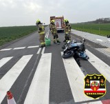 Wypadek w powiecie włocławskim. Motocyklista uderzył w znak drogowy oraz słup oświetleniowy. Zdjęcia