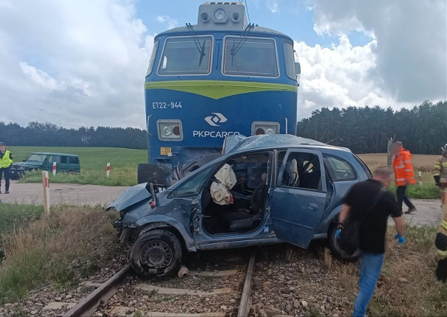 Tragiczny wypadek na przejeździe kolejowym w  miejscowości Dziękonie. Nie żyje kierowca osobówki