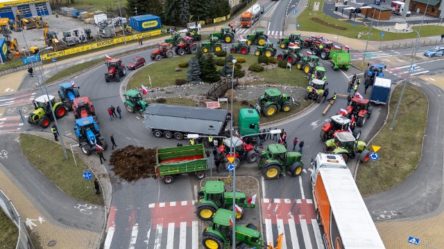 Rolnicy protestują w Grudziądzu w kilku miejscach. Blokują ważne ronda i drogi