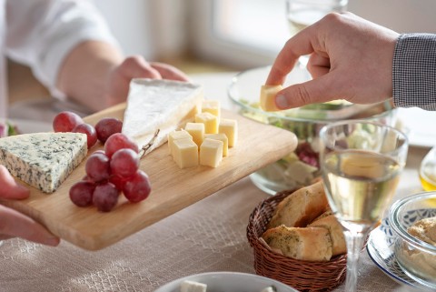 Wybierasz się na imprezę z alkoholem? Lekarka radzi, co zjeść przed wyjściem