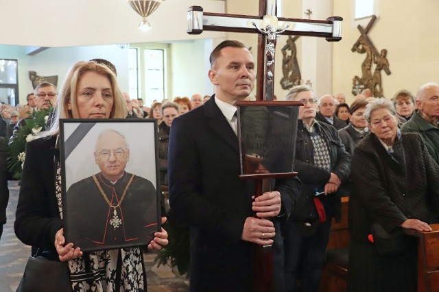 Wierni ze Strzemięcina oraz duchowni diecezji toruńskiej pożegnali ks. prałata Henryka Kujaczyńskiego 