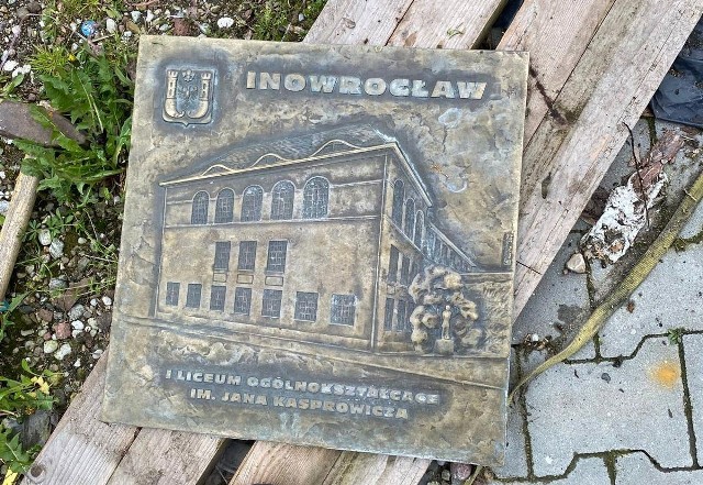 Ozdobna płyta z brązu została skradziona z ul. Królowej Jadwigi w Inowrocławiu w grudniu 2023 roku.