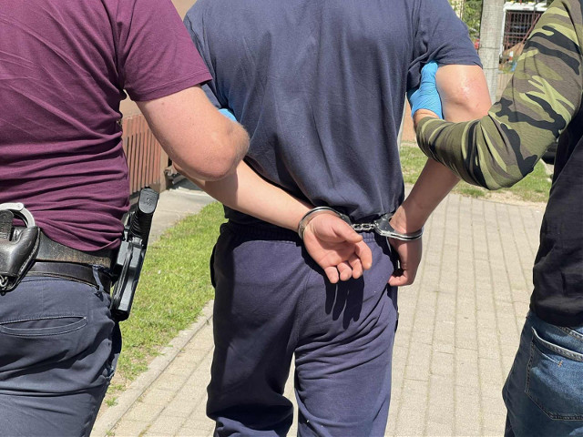 Kradł w marketach. W jednym uszkodził własnym ciałem drzwi
