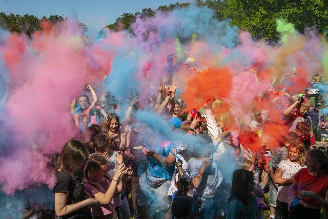 Zbierzcie przyjaciół i przyjdźcie na najbardziej kolorową imprezę w mieście. Podczas Holi Day – Dzień Kolorów 2024 w Bydgoszczy. 
 