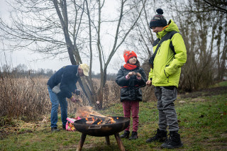 W niedzielne popołudnie wody rzeki Supraśl w Wasilkowie wypełniły się grupą morsów