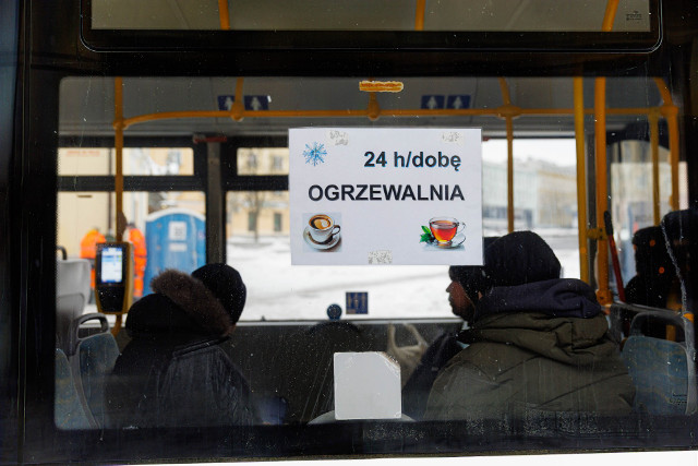 Autobus-ogrzewalnia na Rynku Kościuszki. Sprawdza się. Będzie funkcjonował dłużej