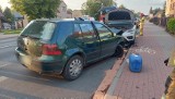 Samochód wjechał w zaparkowane auta w Śremie. Jedna osoba została poszkodowana. Zobacz zdjęcia