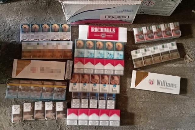 15 rygli nielegalnych papierosów zabezpieczyli dzielnicowi na bydgoskich Bartodziejach. 63-letni handlarz usłyszał zarzuty