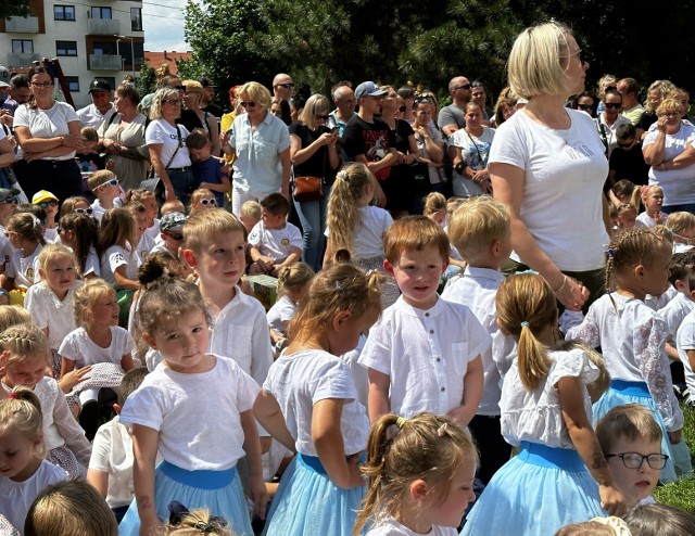 Przedszkolaki zaprosiły rodziców do przedszkola na rodzinny festyn. Były między innymi popisy taneczne i śpiewy maluchów