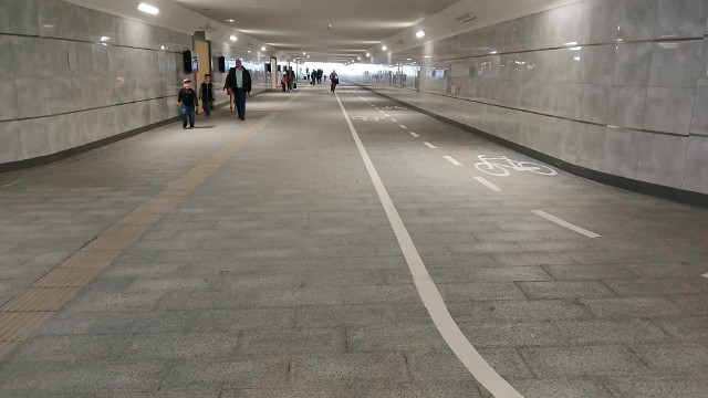 Nowy tunel pod torami nie jest dostosowany do potrzeb osób poruszających się na wózkach inwalidzkich. Dodatkowo rowerzyści często łamią tu przepisy.