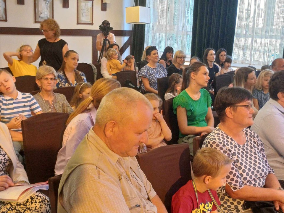 Na widowni w WDK usiedli rodzice i dziadkowie  dumni ze...