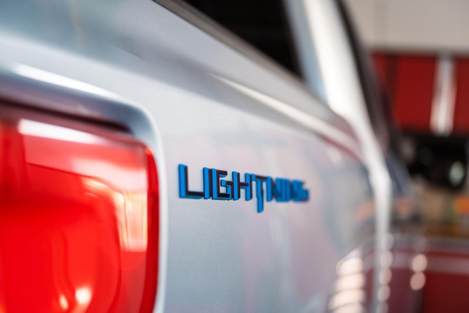 Na tylnej części paki Forda F-150 widnieje napis Lightning. Oznacza, że jest to pojazd elektryczny i ekologiczny.