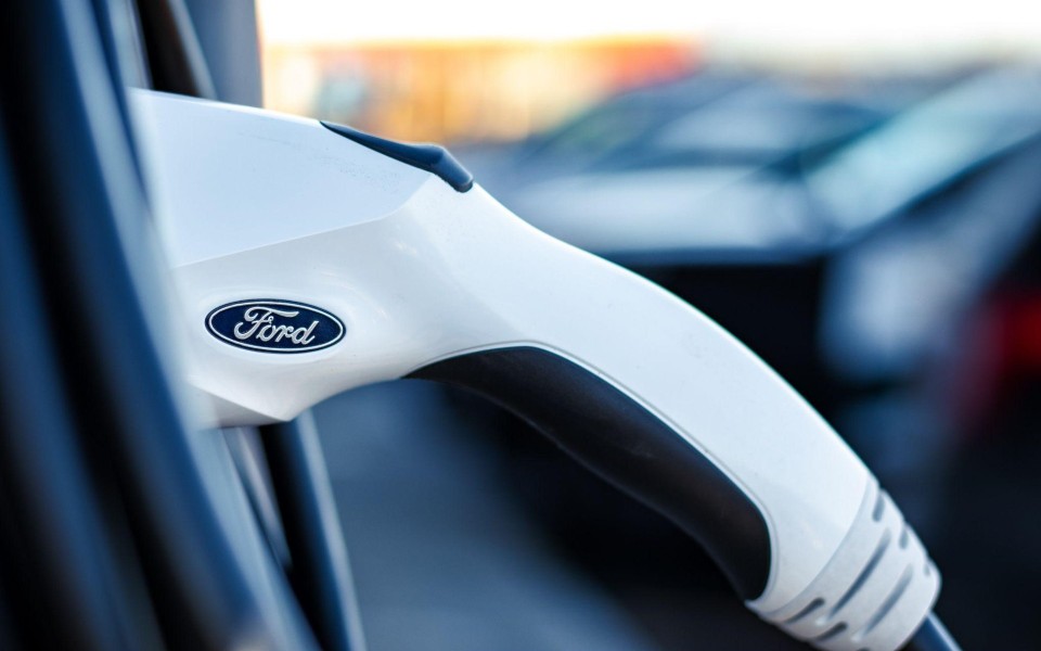 Ładowarka marki Ford szybko ładuje samochód, który jest hybrydą plug-in lub elektrycznym SUV-em.