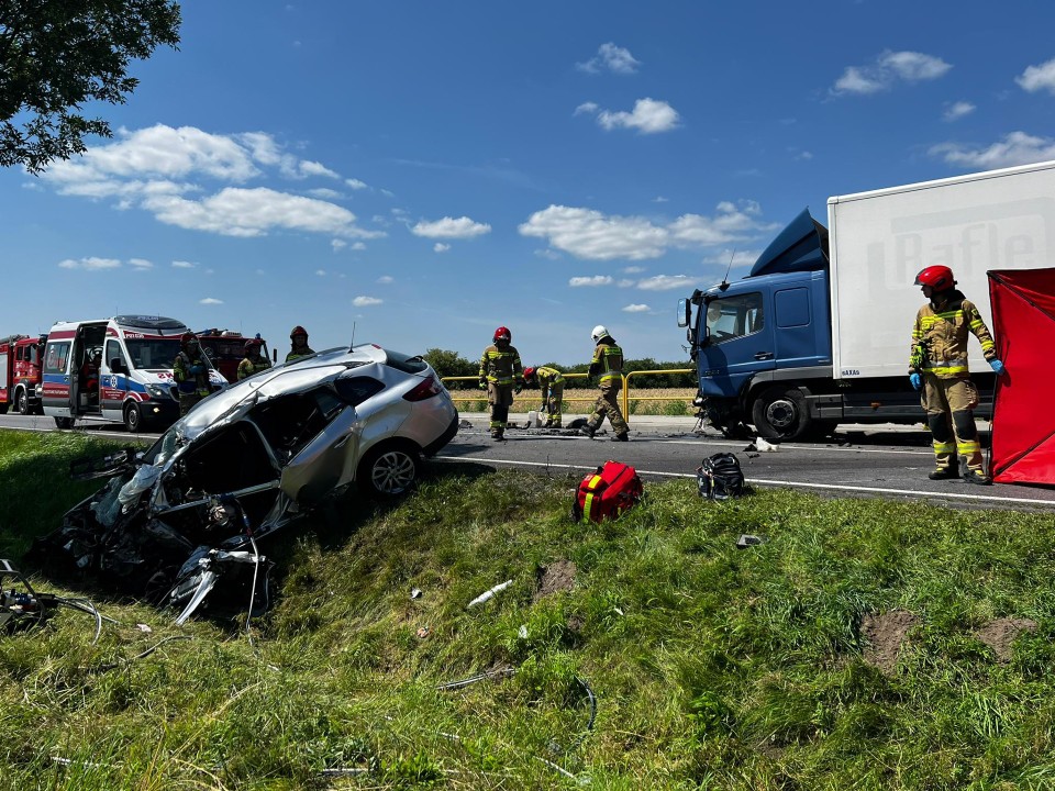 Śmiertelny wypadek w Siąszycach. Czołowe zderzenie osobówki z autem ciężarowym. Kobieta poniosła śmierć na miejscu