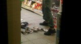 Głogów. Awantura w Biedronce. 32-latek wszedł na sklepowy regał i rzucał butelkami z alkoholem. FILM