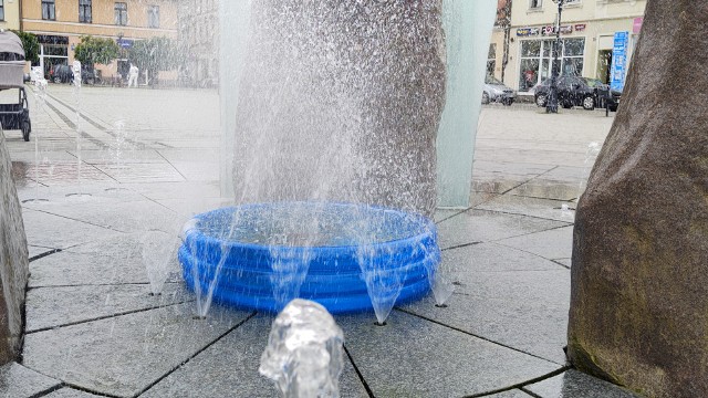 Basen pełen wody na Rynku w Inowrocławiu. Kto go tam zostawił?