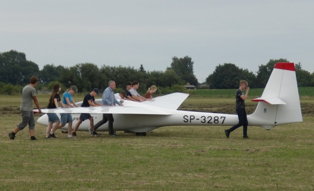 Pierwsze loty zapoznawcze kandydaci na pilotów szybowcowych wykonali z instruktorem w maszynie szkolno-treningowej Puchacz