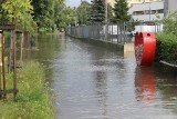 Nawałnica w Chełmnie. Miasto zalane. Osoba uwięziona w aucie pod dawnym wiaduktem. Zdjęcia