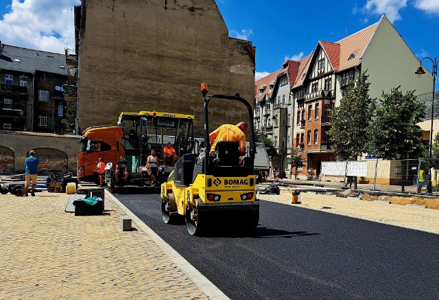 Na placu budowy parkingu przy ul. Sienkiewicza w Grudziądzu rozpoczęto układanie nawierzchni dróg dojazdowych do miejsc postojowych