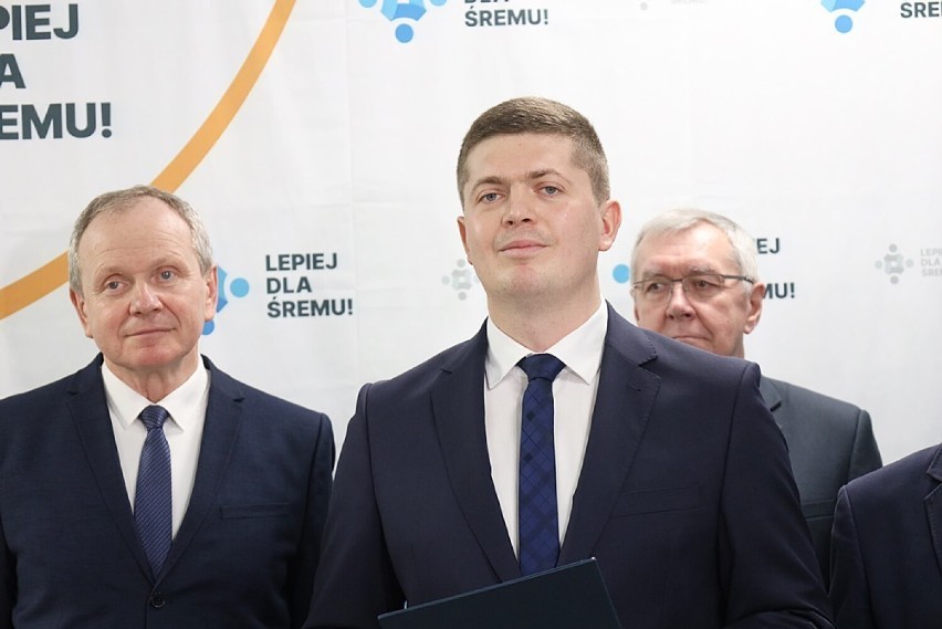 Burmistrz Grzegorz Wiśniewski (z prawej) podczas spotkań z...