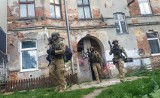 Narkotyki śmierci produkowali w centrum Łodzi. Uzbrojeni kontrterroryści weszli do środka. Zobaczcie ZDJĘCIA z obławy