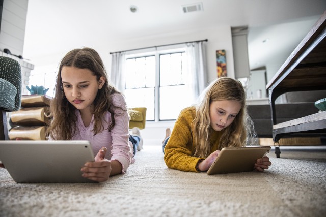 Rośnie liczba przypadków child groomingu w Polsce. Jak chronić swoje dziecko przed zagrożeniami internetu?