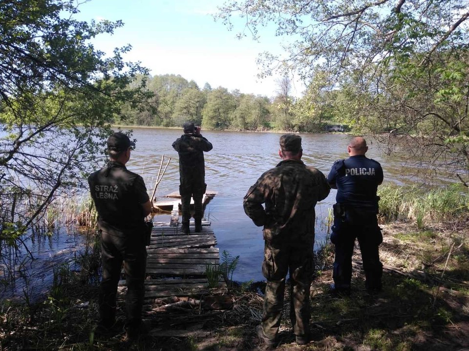 Policjanci patrolowali lasy i tereny przy zbiornikach...