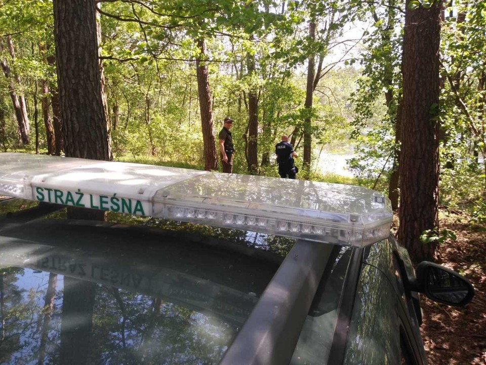 Policjanci patrolowali lasy i tereny przy zbiornikach...