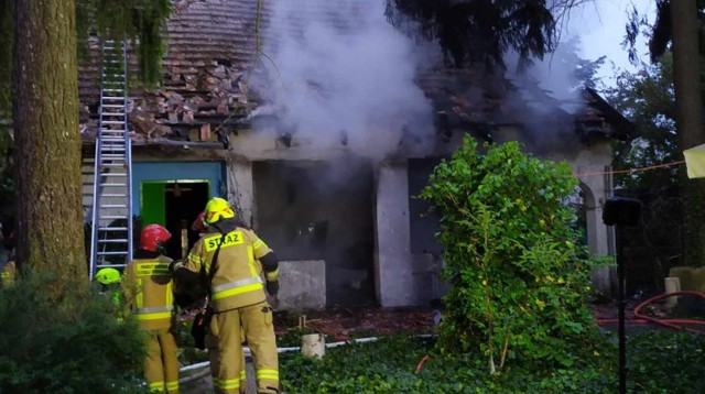 Dwoje emerytowanych mieszkańców Puszczykowa w pożarze w nocy z 10 na 11 maja straciło dom, dorobek życia i syna, ojca trójki dzieci. Pogorzelcy potrzebują pomocy