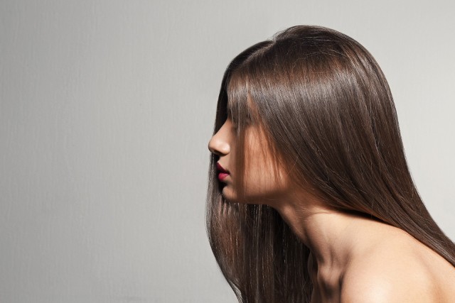 Nie trzeba wydawać kroci u fryzjera, żeby uratować zniszczone lub suche włosy